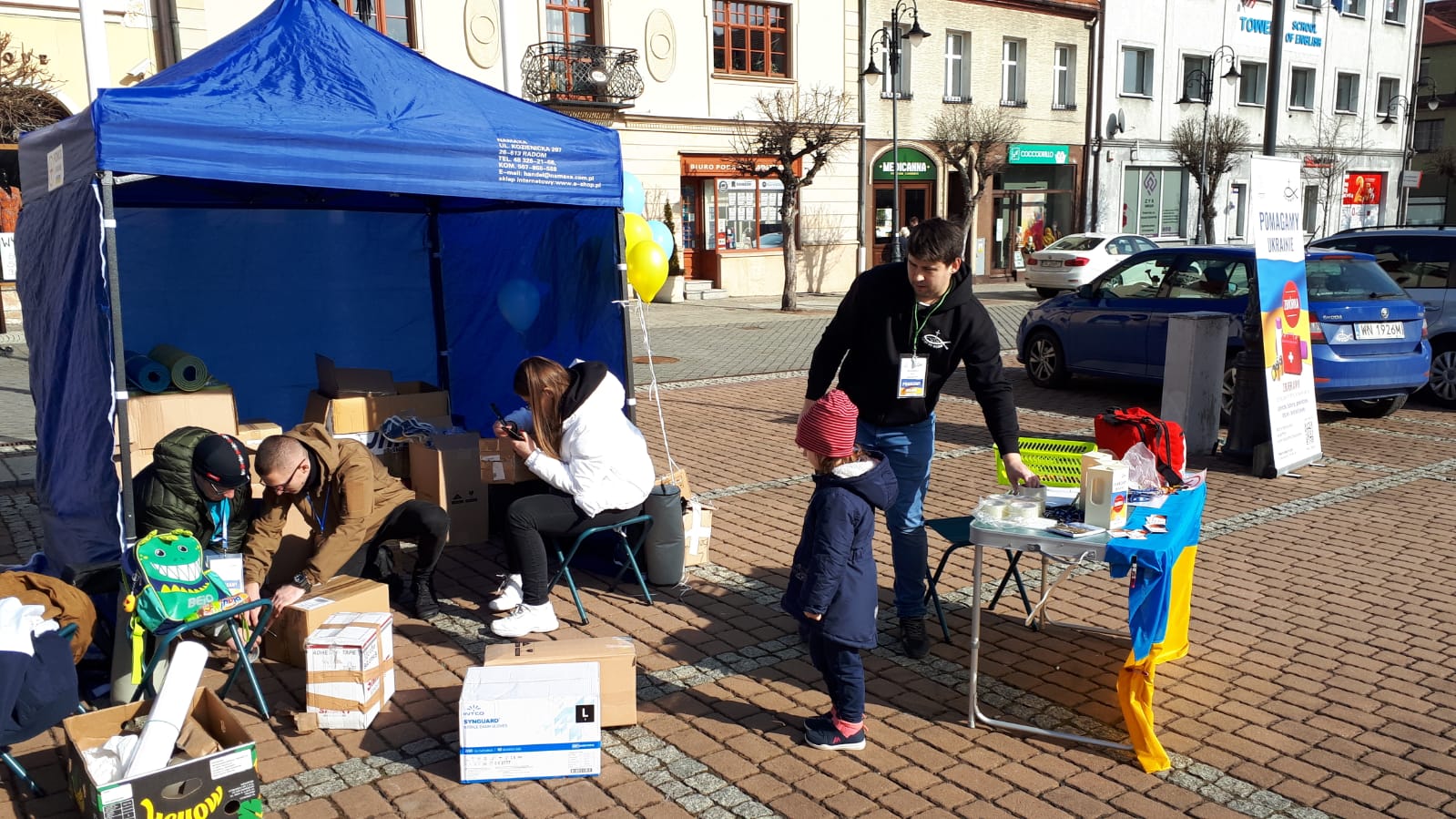 Stoisko zbiórki darów dla Ukrainy na rynku w Żorach